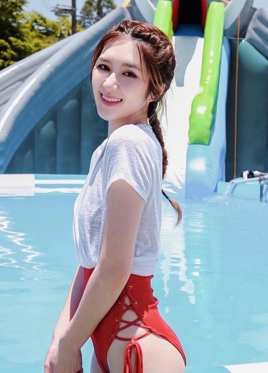 「有靠山」嘅鞏姿希於節目中更宛如公主