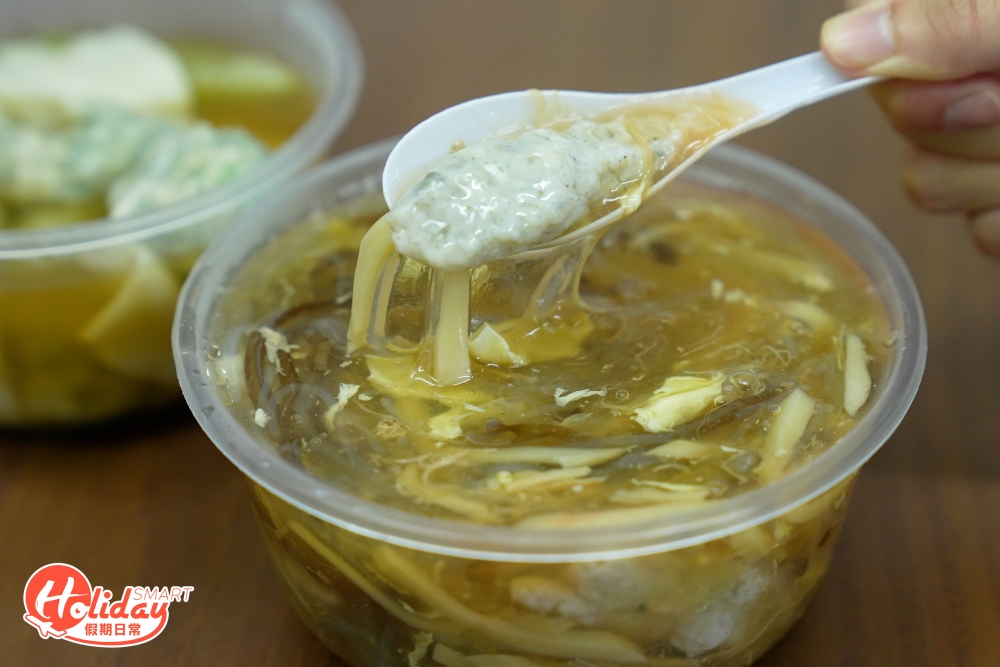 而碗仔翅因魚湯也更香味濃郁，當中也會食到清爽的木耳絲和肉絲，加上絕不溝粉的純鯪魚肉，口感層次非常豐富。