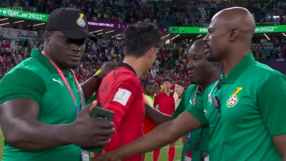 孫興慜側過臉，不想拍照，加納助教佐治保定阻止。