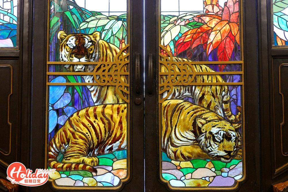 最矚目的圓形的彩繪玻璃更是胡文虎先生當年特意由意大利訂製，兩隻栩栩如生的老虎寓意保護玻璃門後的私家花園。