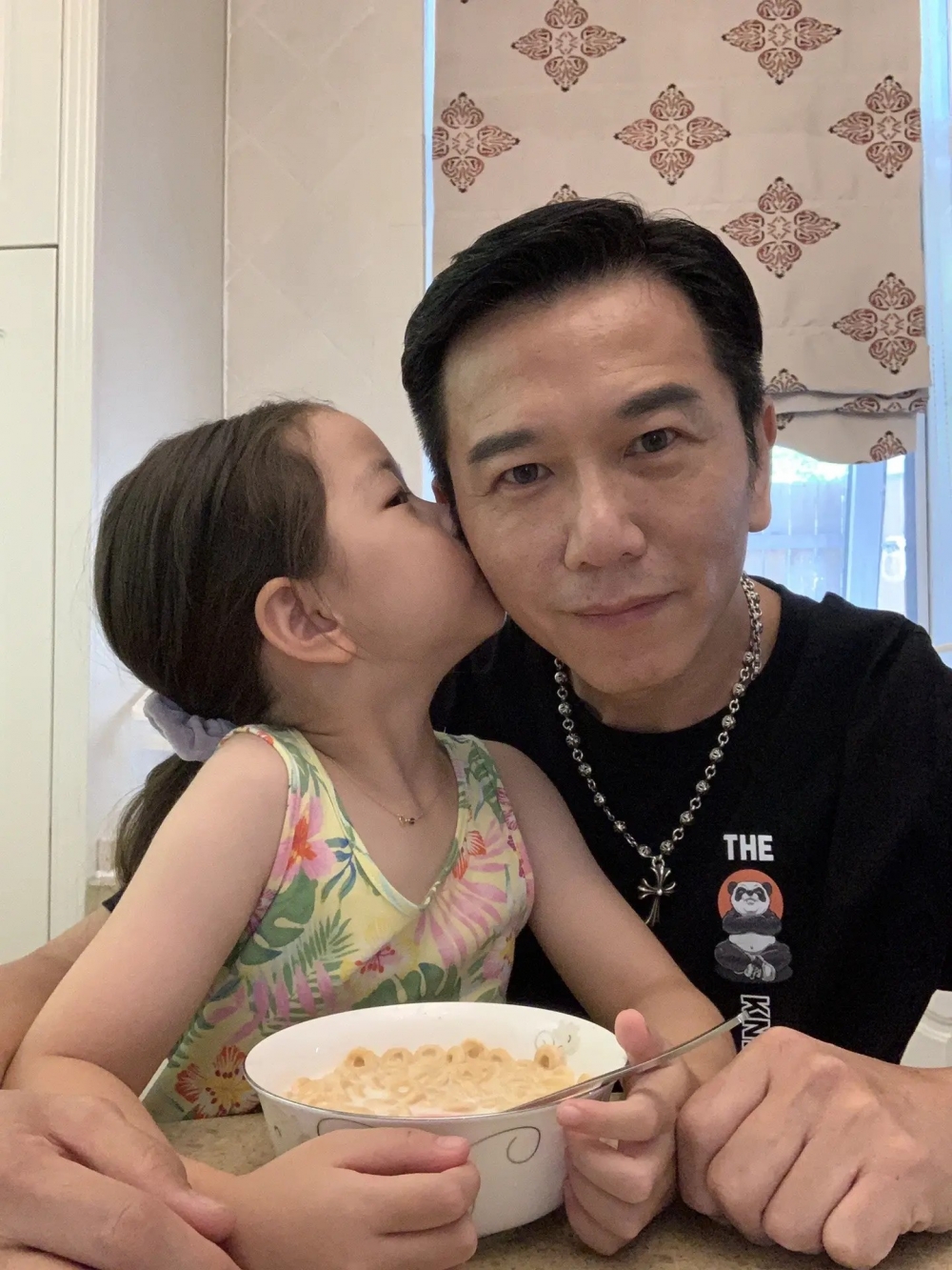 網友讚溫兆倫喺抖音曬老婆女兒嘅男人有責任心又有擔當。