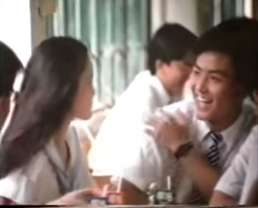 樊亦敏係飾演同伊健打鬧嘅女學生