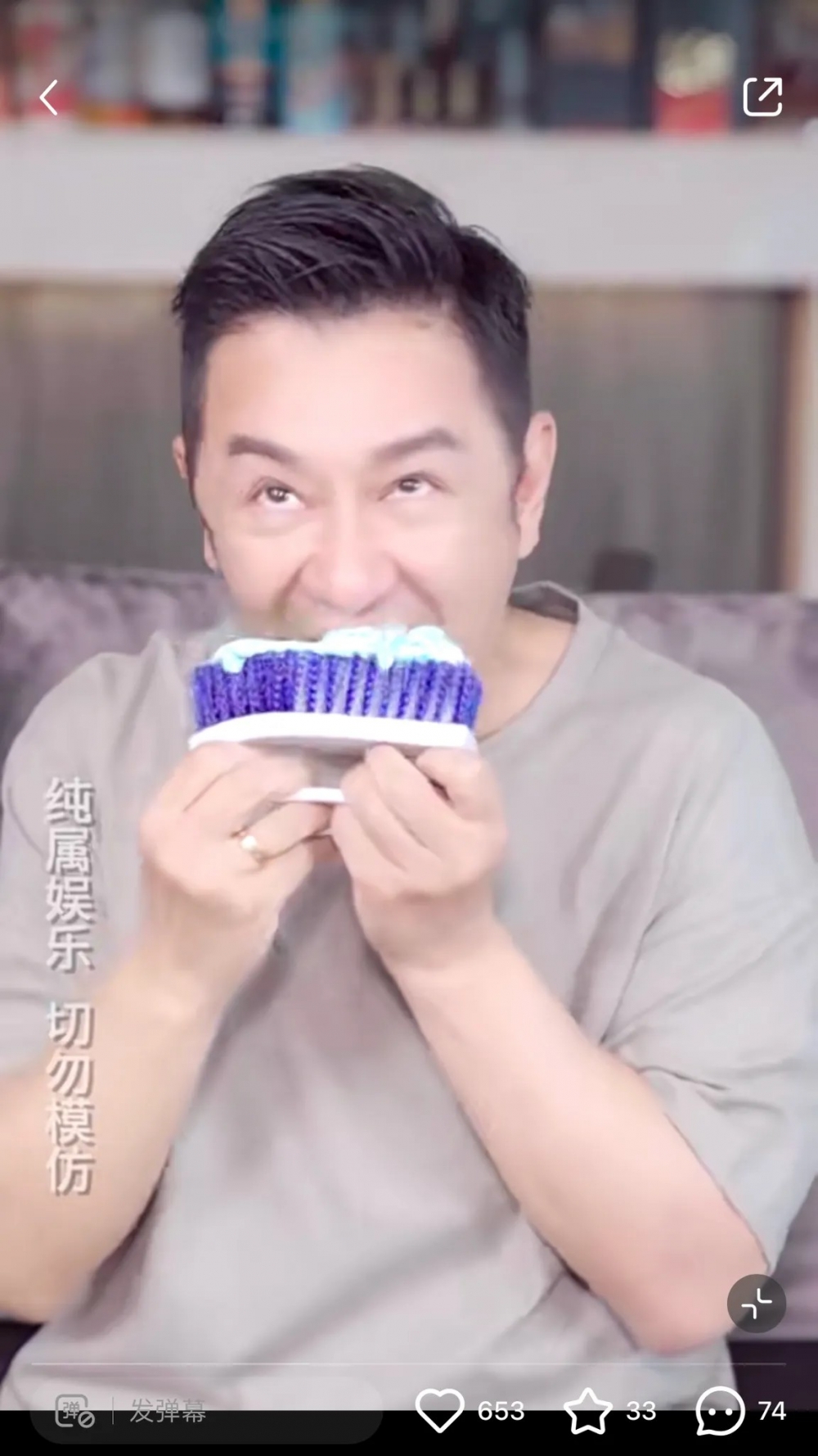 陳浩民非常「得戚」咁用清潔刷刷牙！