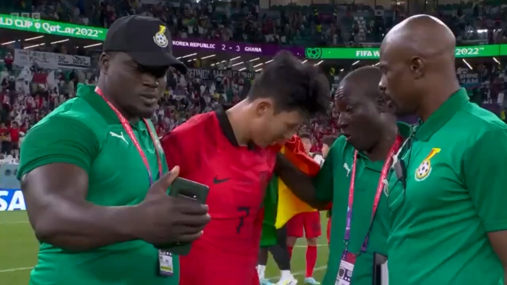 孫興慜落淚時，一名加納教練團成員要求與他自拍。