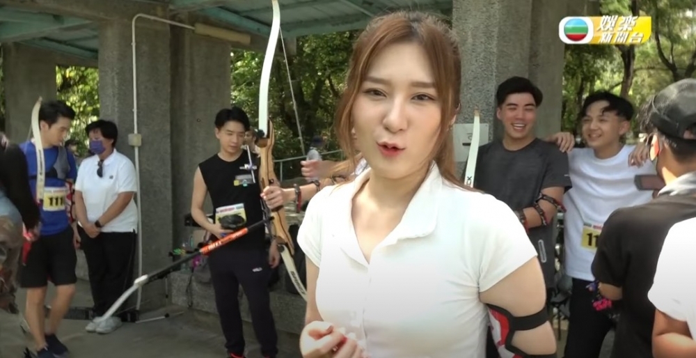 2021年TVB為響應東京奧運舉辦咗《明星運動會》，其中鞏姿希出戰女子射箭