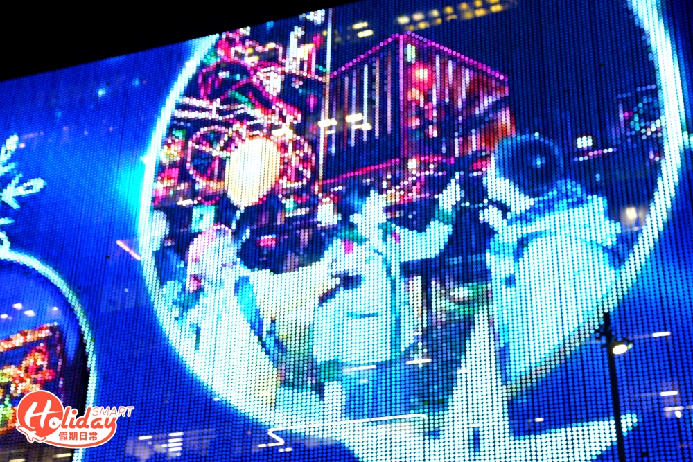 其中位於尖沙咀中心及帝國中心的LED螢幕最為矚目，多媒體幕牆由82,000顆變色LED圓點組成、總面積達4,000平方米，螢幕上播放著40周年經典重溫片段。