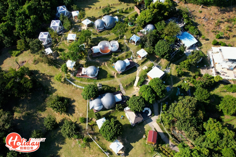 在大嶼山貝澳的「星園」佔地足足近15萬呎,有別於平時Glamping常見的平地,這裏擁有香港罕有梯田大草地,營地空間相當寬敞,加上四面環山,在群山環繞下感覺置身於台灣山區,場內總共有9組充氣泡泡觀星營,分為小型星空帳篷、大型星空帳篷和全透明星空帳篷3大種類,價錢由$1,290起,在平日、假日及特別節日的收費均不同。
