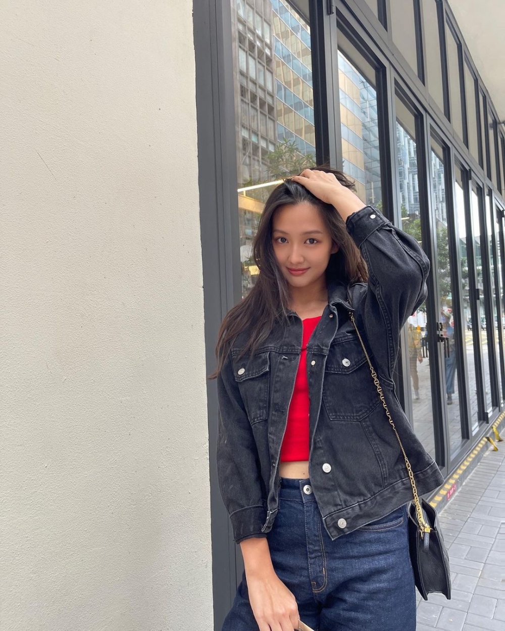 Mandy現時係Cool Style Management旗下藝人，亦係熊黛林、Angelababy（楊穎）嘅師妹。