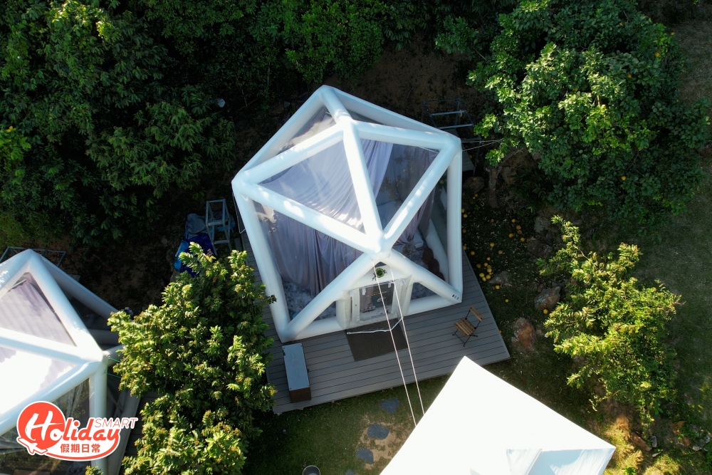 想360度無死角觀星,場內還有3個全透明星空帳幕,可以容納2至4個人,設備同樣齊全,跟星空帳篷最大分別就是要「打地鋪」,皆因整個星空帳篷均是透明,不少人都會關注私隱的問題,所以帳篷內會設有布簾,只要拉開布簾跟大自然近乎零距離接觸。