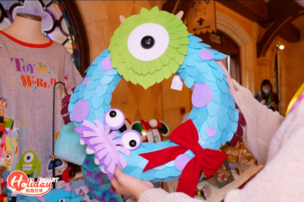 必買怪獸公司聖誕花環、毛毛聖誕襪又聖誕樹。