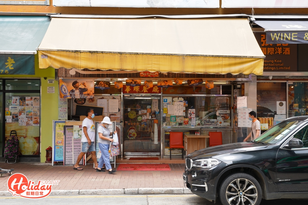 華輝小廚餐廳由1981年開業至今，屹立大埔超過40年，是不少大埔街坊的「飯堂」，外觀看起來是間普通不過的港式茶餐廳，曾榮獲過米芝蓮推介，亦曾經是港產片《那夜凌晨，我坐上了旺角開往大埔的紅VAN》的取景地。