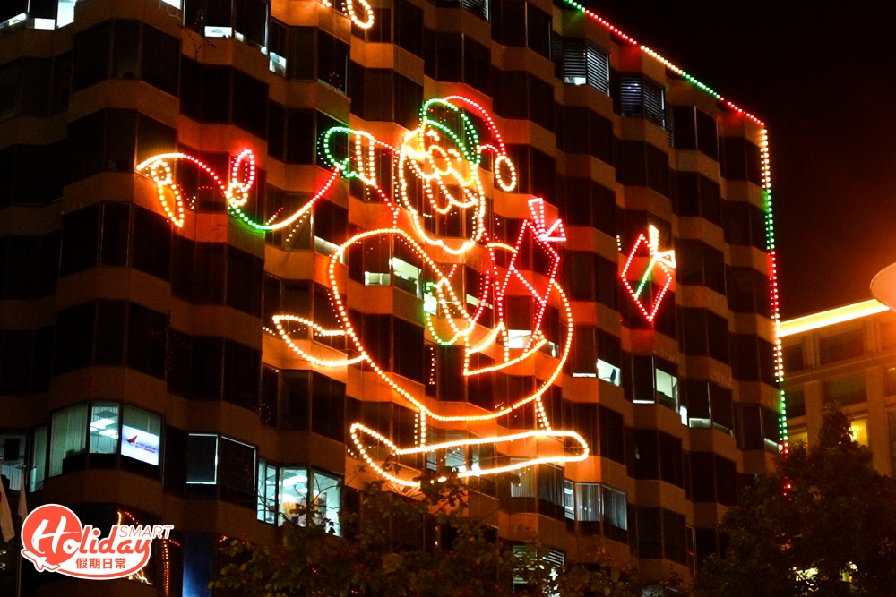 南洋中心外牆色彩繽紛，由聖誕老人騎著鹿車經過，帶領大家走望冬日世界！