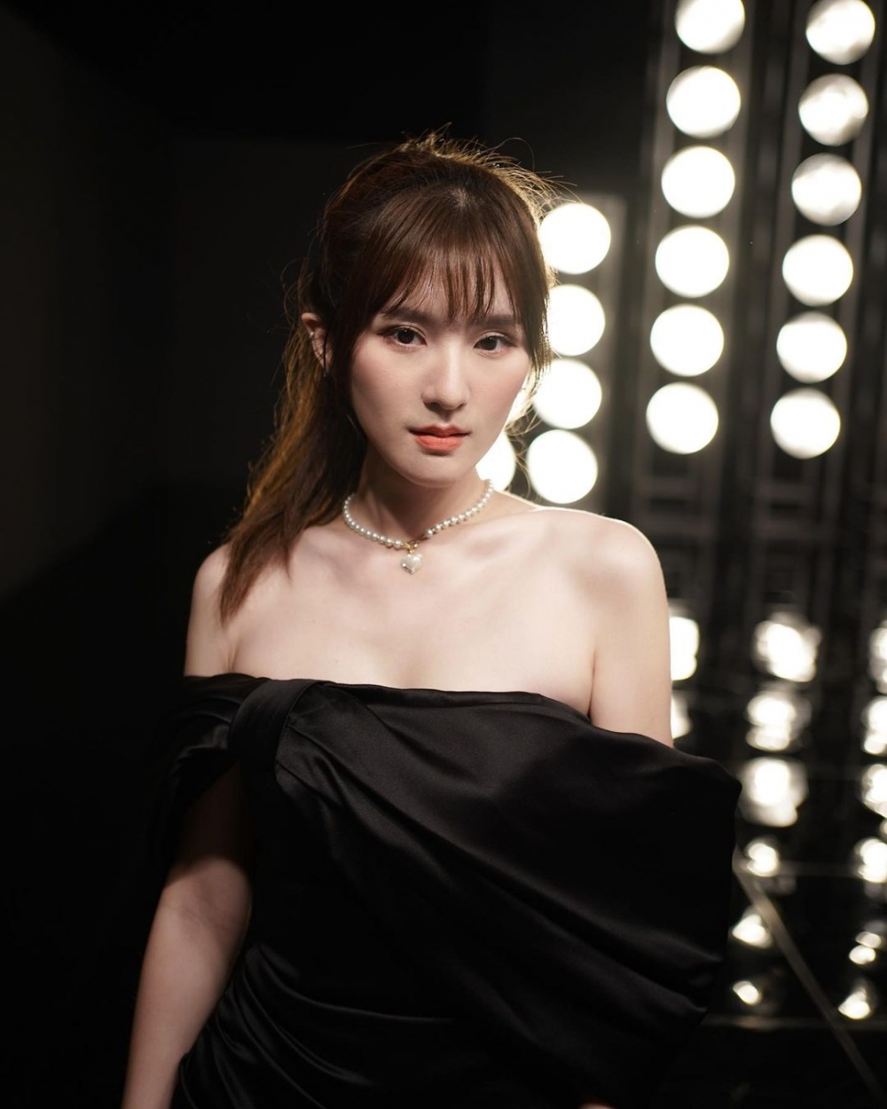 有幕後人員坦言對鞏姿希嘅形象就係無咩特色嘅娛樂記者，最終鞏姿希於第2集就被淘汰。