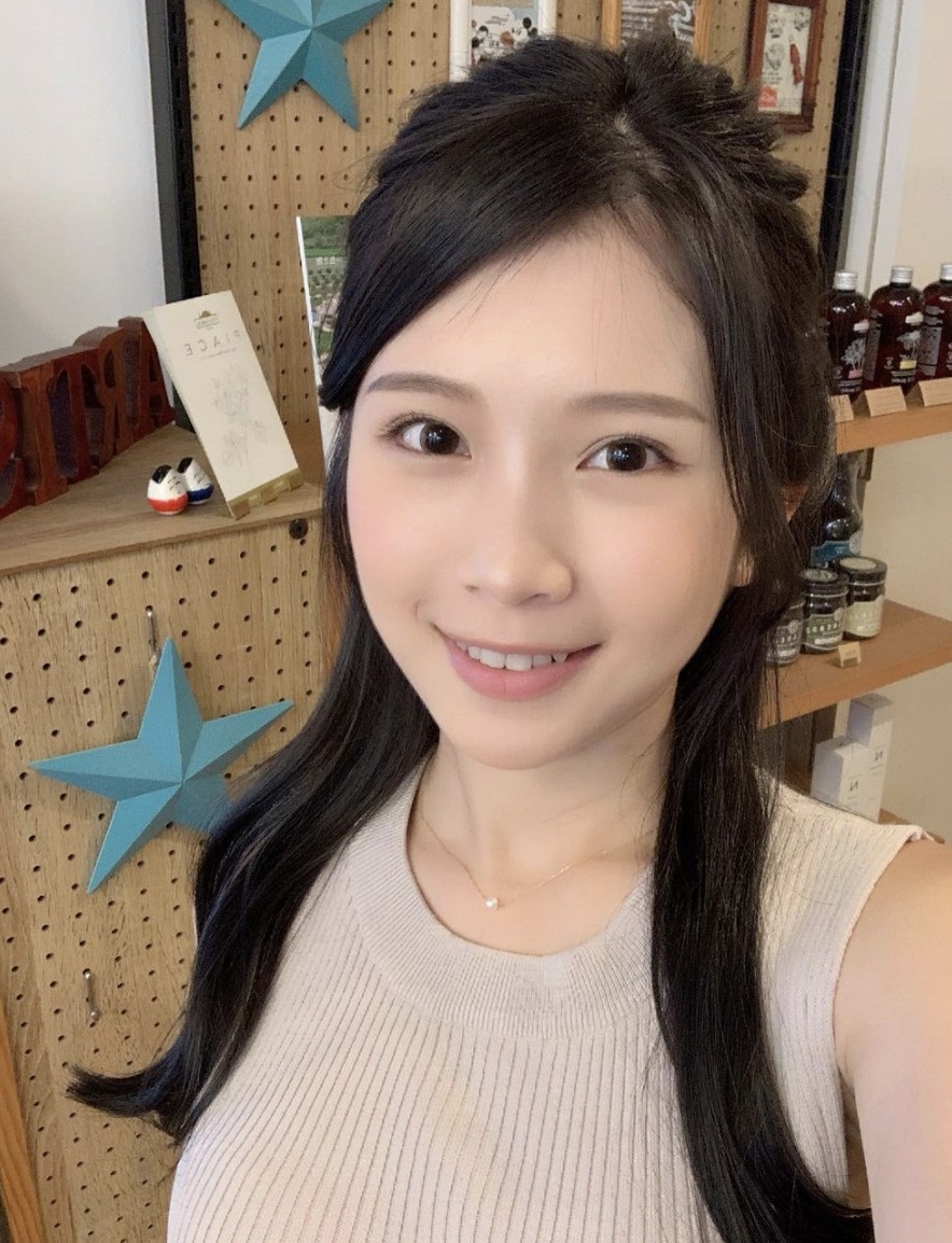 據悉，雞排妹曾擔心男友會不允許佢拍攝畢業寫真，但男方大方回應成功令佢大受感動！