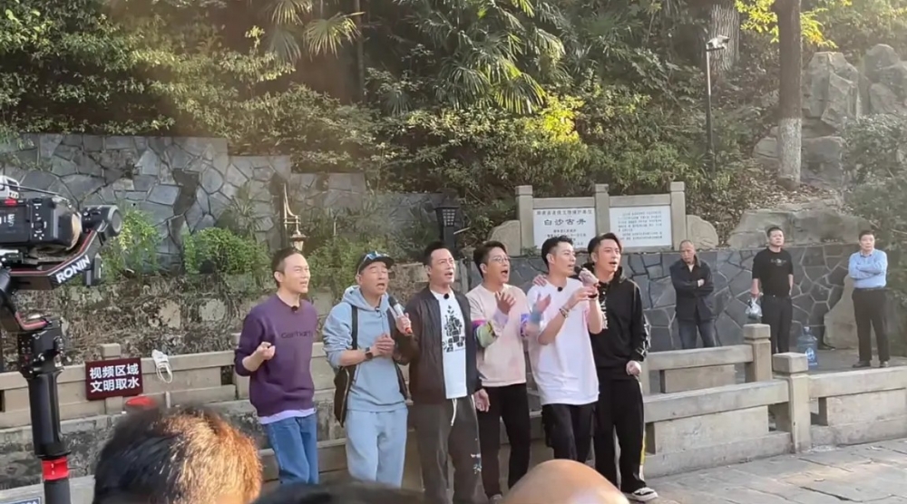 日前網上瘋傳幾位大灣仔喺內地街頭快閃唱歌嘅片段