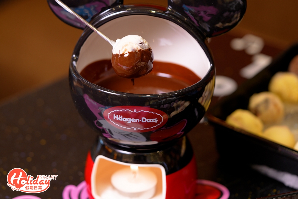 大家可以體驗到冰凍雪糕沾滿熱烘烘的朱古力醬後,再極速形成脆皮外層的滋味,迪士尼擁躉不要錯過!