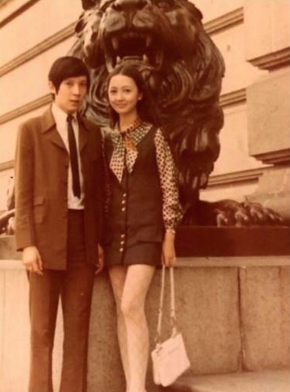 近日內地瘋傳一張舊照，相中男女似係情侶關係，被指係陳冠希嘅父母陳澤民同Carol