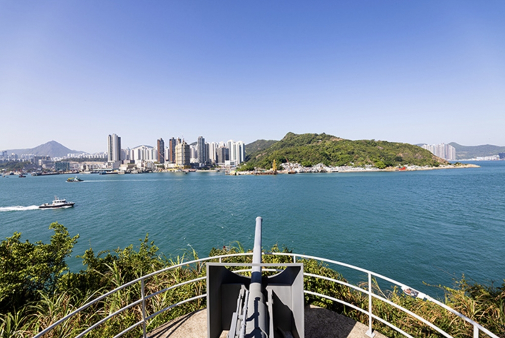 博物館分為接待大樓、堡壘和史蹟徑,博物館翻新後,常設展覽和史蹟徑會注入更多多媒體元素,以新穎手法和主題形式介紹香港海防故事,設於堡壘的全新常設展覽「香港海防故事」,共分為11個展覽廳。