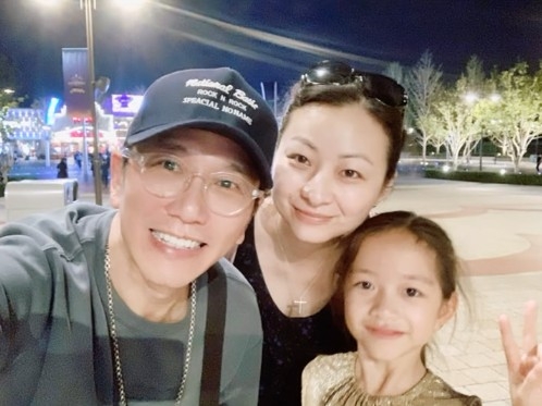 溫兆倫一家三口樂也融融～