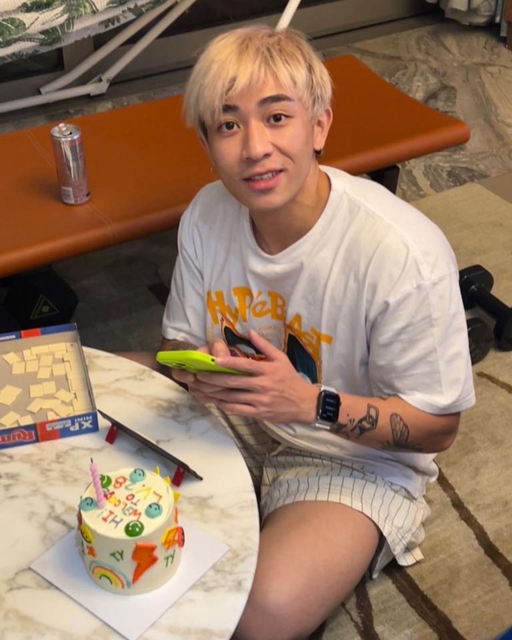 有fans問佢係咪無畀相商台，Tyson Yoshi就指：「完全冇人搵我！」仲話連叱咤頒獎禮喺昂坪開記招都唔知。