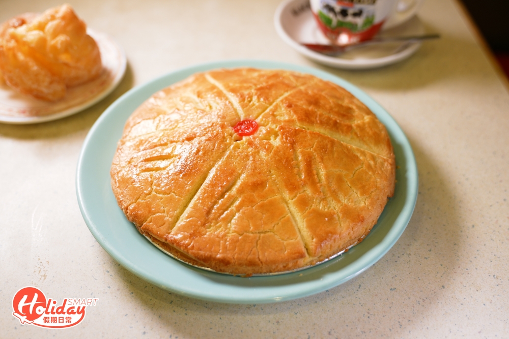 最馳名的雞批和蘋果批不止新鮮出爐，價格亦相比起西式餅店親民，吸引不少人慕名而來朝聖，華輝的蘋果批賣足40年，是老闆年輕時跟外籍師傅學師，再將食譜傳下來，多年來味道始終如一，其蘋果批材料全屬自家製，並非於外面工場取貨再加工。