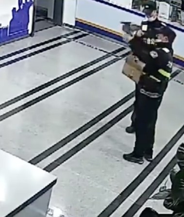 警方接報後到胡女士屋企了解情況後就帶走咗貓頭鷹。