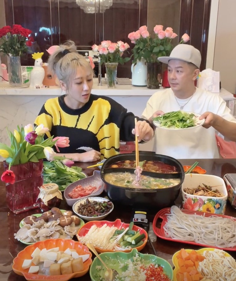 陳浩民為與內地網友交流亦不時會喺抖音、小紅書拍片