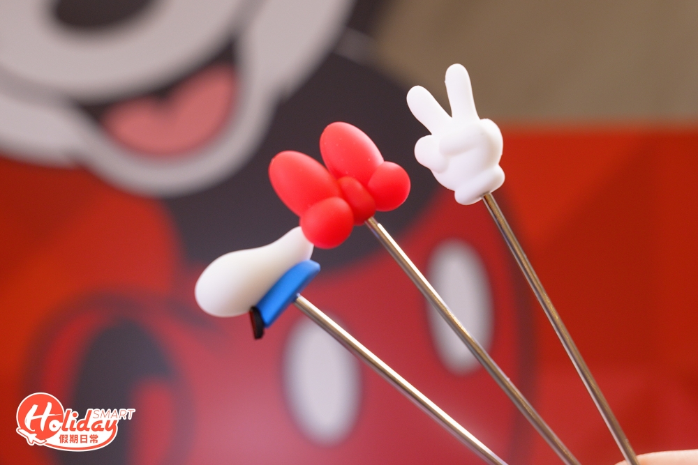 而每款角色都會配上特定的雪糕叉,例如米奇會配上V字手套,而米妮會配上蝴蝶,唐老鴨則配上水手帽,十分有心思!