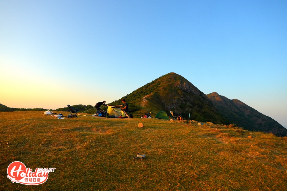 一片青青綠草吸引不少人來野餐,可以一邊看著無敵靚景,一邊欣賞日落,再加上微風,十分寫意;秋冬季節更可捕捉芒草靚景。