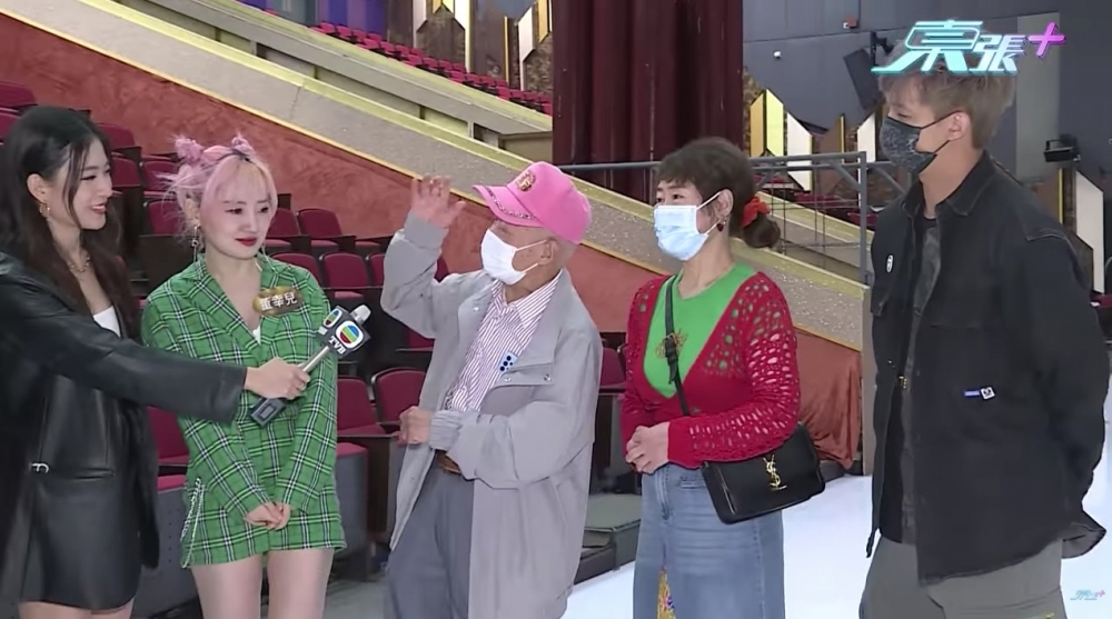 Happy伯又用半鹹淡廣東話大爆自己點解咁中意娜娜：「我一見到娜娜跳舞，我就開心！聽到佢唱歌，我又開心，所以我好開心！」