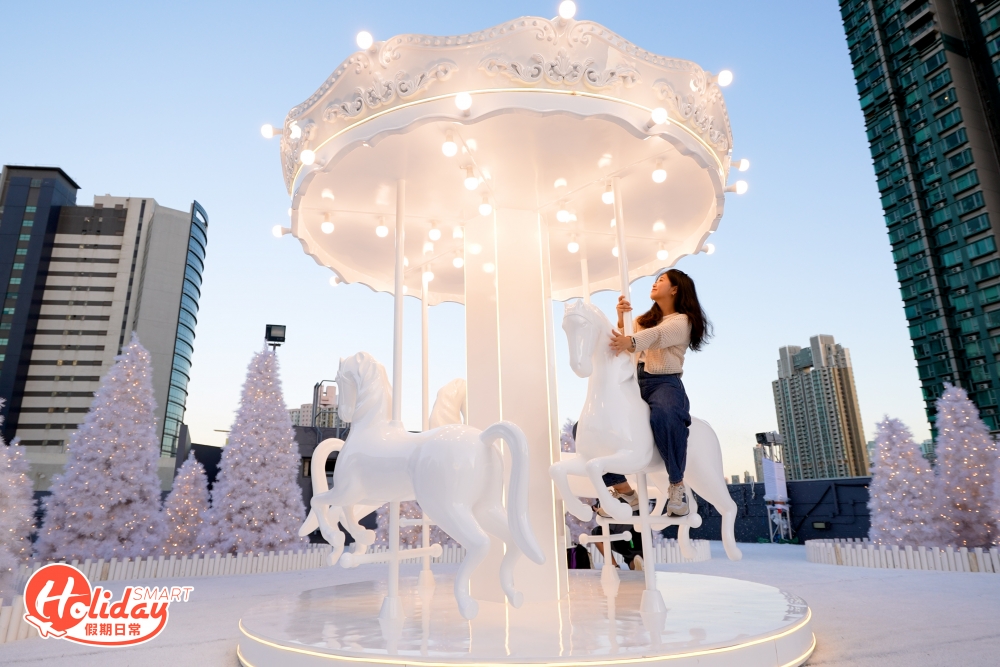以白色旋轉木馬為主題，並由多組純木馬組成，更有為大人及小童而設的木馬，打造一遍雪白的冬日氣氛。