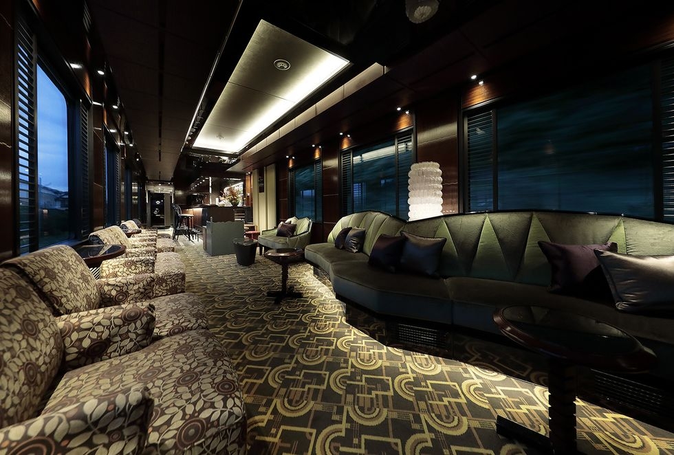 列車亦有「交誼車廂」無限量供應名酒俾乘客品嚐~