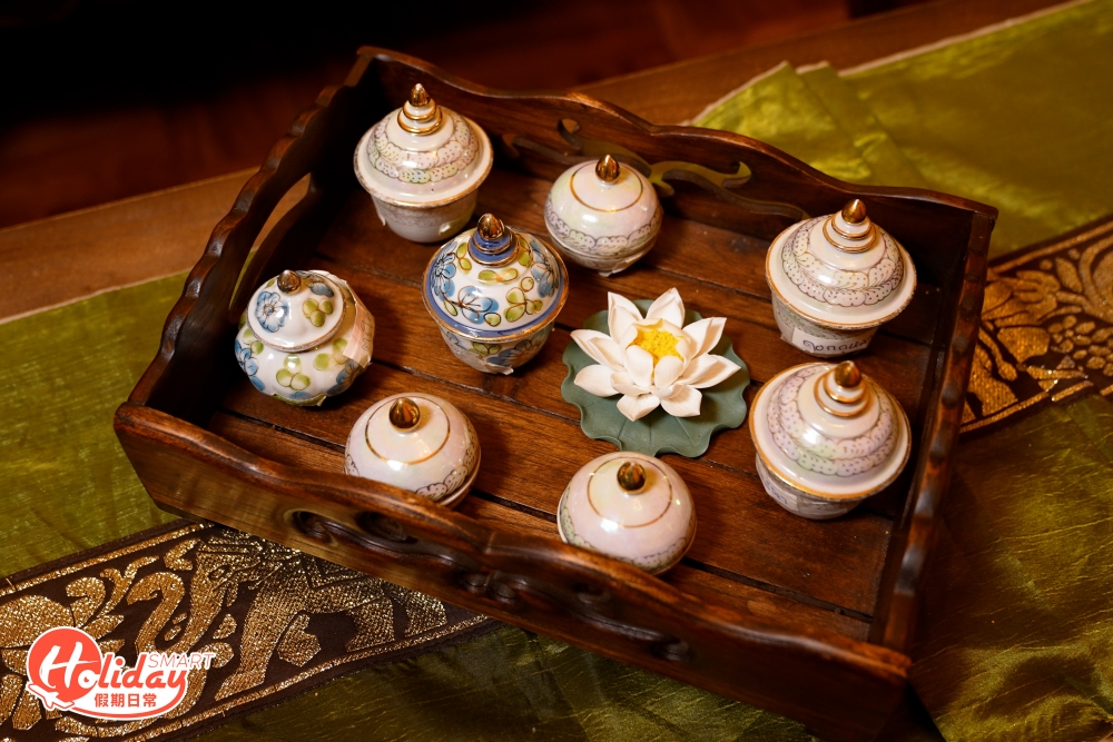 店內供應多款不同氣味的香薰精油，全部精油從泰國入口，屬全天然無添加，各自有不同功效，包括檀香、香茅、檸檬、茶樹、佛手柑、薰衣草和天竺葵等，每款精油對應五行元素和不同情緒，可以根據想要的功效去選擇不同味道，另外職員會把精油放置於按摩床底，一邊按摩一邊聞著精油香氣，令全身非常放鬆。