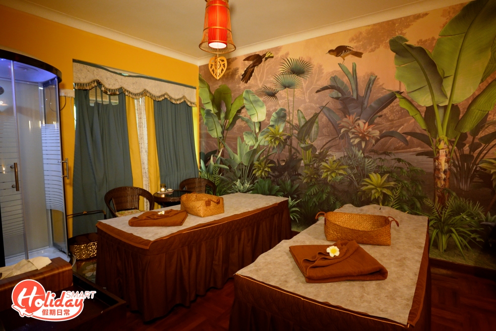 泰式按摩店近排愈開愈多，但要講到正宗就一定要介紹尖沙咀新開不久的樓上按摩店「泰后殿」，不但是由泰國人主理，無論環境或裝修都充滿濃濃泰式風味，店內環境幽暗，周圍擺滿泰國特色裝飾，感覺似足置身於當地按摩店。