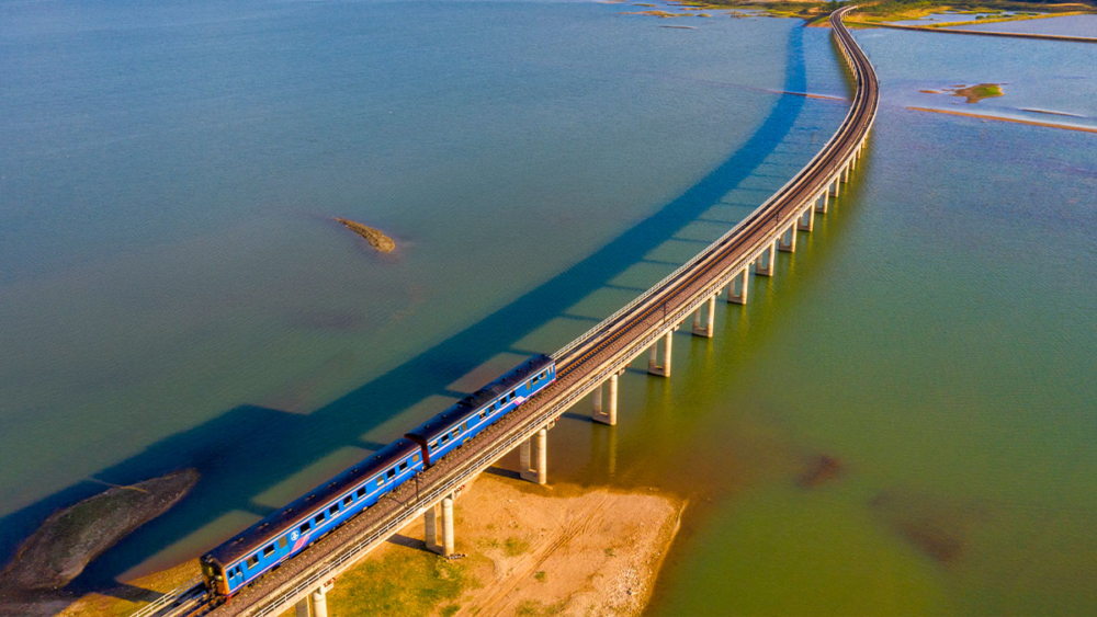 水上火車從曼谷華南蓬火車站,沿途停靠10個站,最後再回到曼谷~