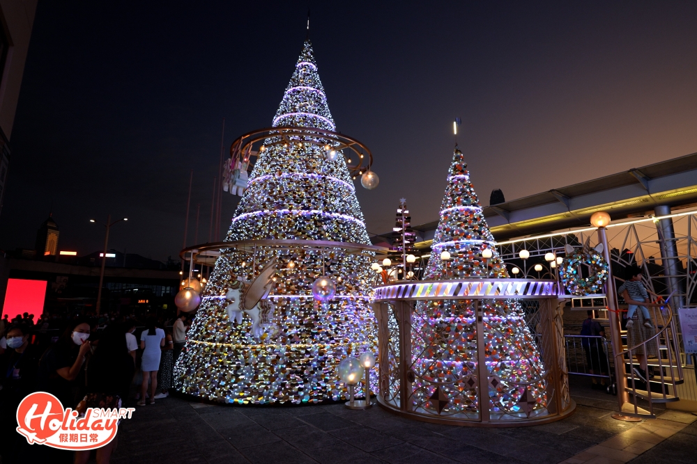 來到海運大廈露天廣場，即見到10米高的巨型聖誕樹，由雙層環繞的獨角獸和幻彩閃片鋪成，穿過聖誕樹即會進入夢幻世界，跟著獨角獸帶路，於6組不同設計的「獨角獸 Merry-Go-Round」，以及40棵幻彩聖誕樹之間遊走。