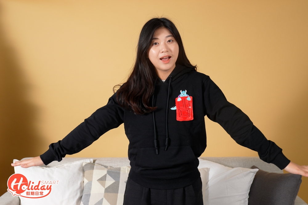 當中必買毛毛印花黑色衛衣，特別在於胸前的小口袋是以毛茸茸的門為設計，更有毛毛準備於門後嚇你一跳。