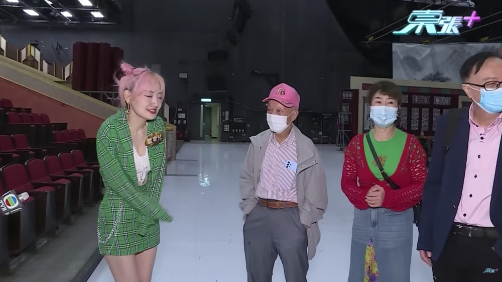 Happy伯戴粉紅色cap帽，同娜娜襯到絕！