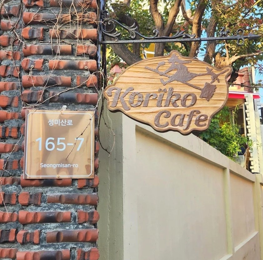Cafe有超多細節位,門口嘅門牌亦可以見到魔女琪琪嘅身影~