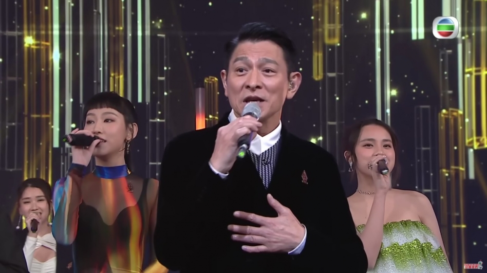 華仔聯同施匡翘、炎明熹、姚焯菲等一眾樂壇新人合唱金曲《漫步人生路》、《我們都是這樣長大的》、《17歲》。