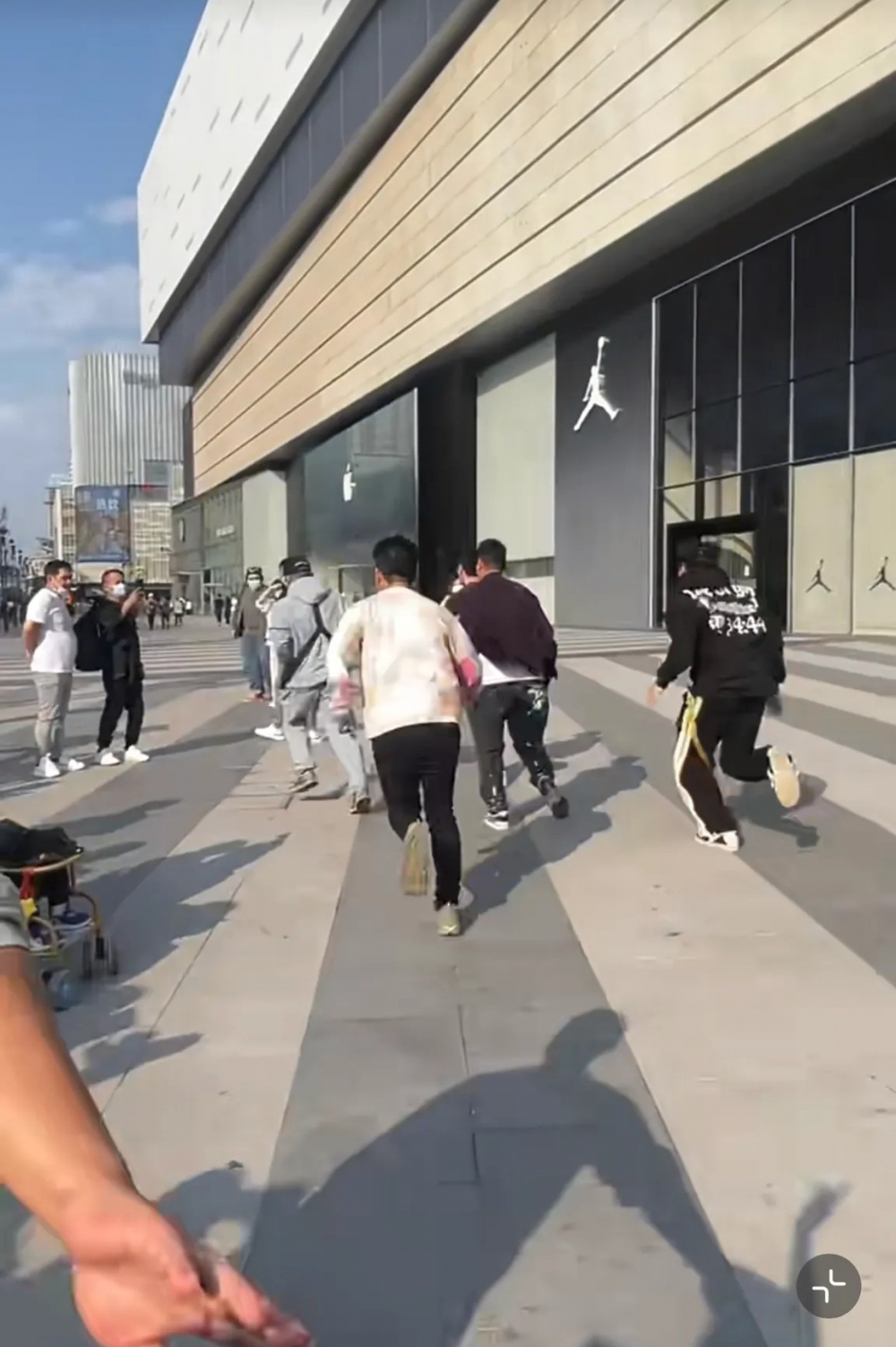 大灣區男團唱完歌之後拔腿就跑，轉身狂奔，不過圍觀嘅群眾卻無人跟住追上去