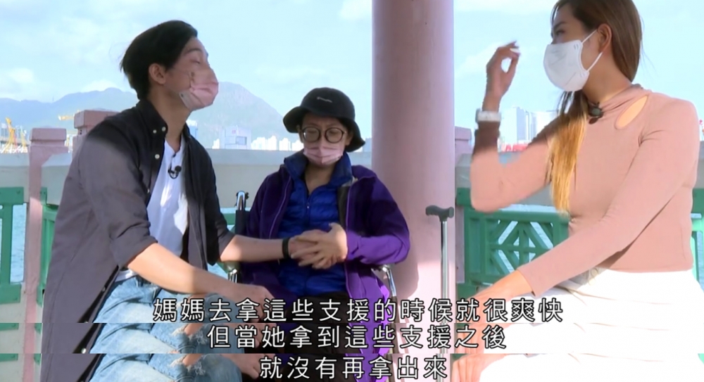 然而,Kit嘅媽媽攞完津貼後卻冇俾過Kit!