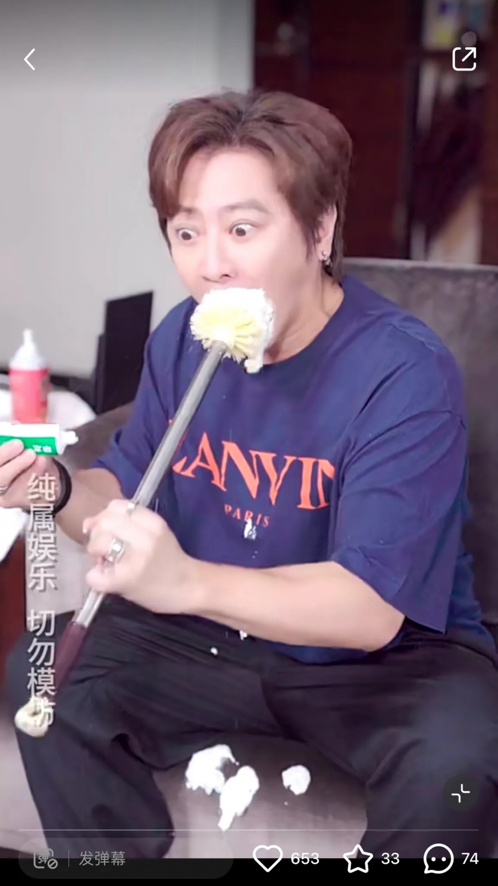 孫耀威亦不甘示弱，攞出鮑魚刷，然後塞入口中刷牙！