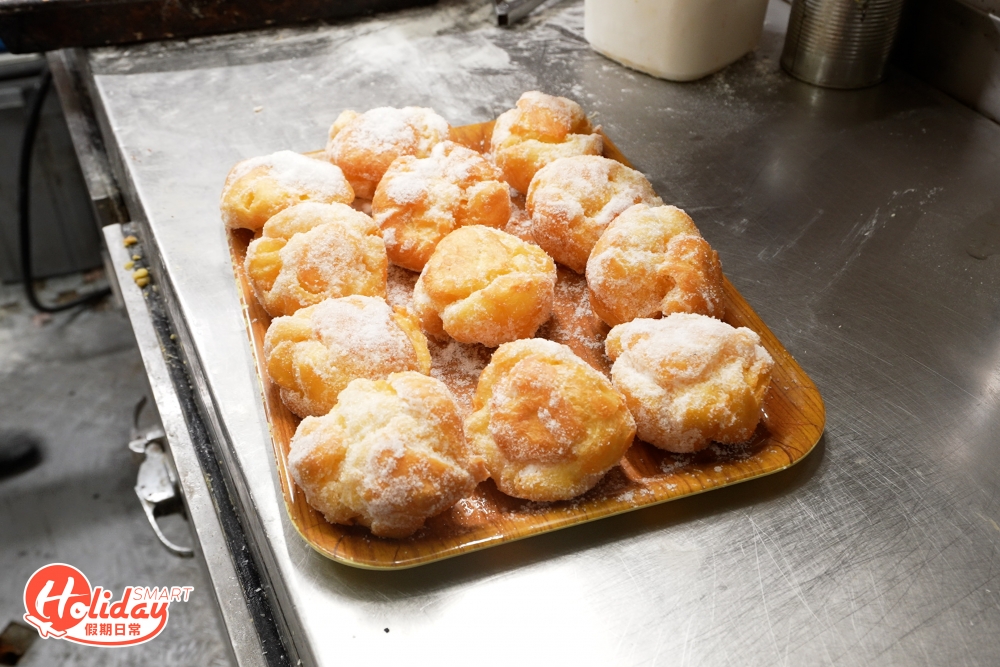 要稱得上為一個好食的蛋球，形狀圓渾飽滿，表層沾滿砂糖，外皮脆薄，食落口感夠蓬鬆，而華輝出品的蛋球全部出自拾師傅的手，年屆七旬的拾師傅年輕時在酒店學師做餅廚，不少著名餅舖師傅都是其同門師兄弟。華輝之所以堅持稱其出品為蛋球而非沙翁，皆因前者雞蛋成份較高；後者則是麵粉較多。