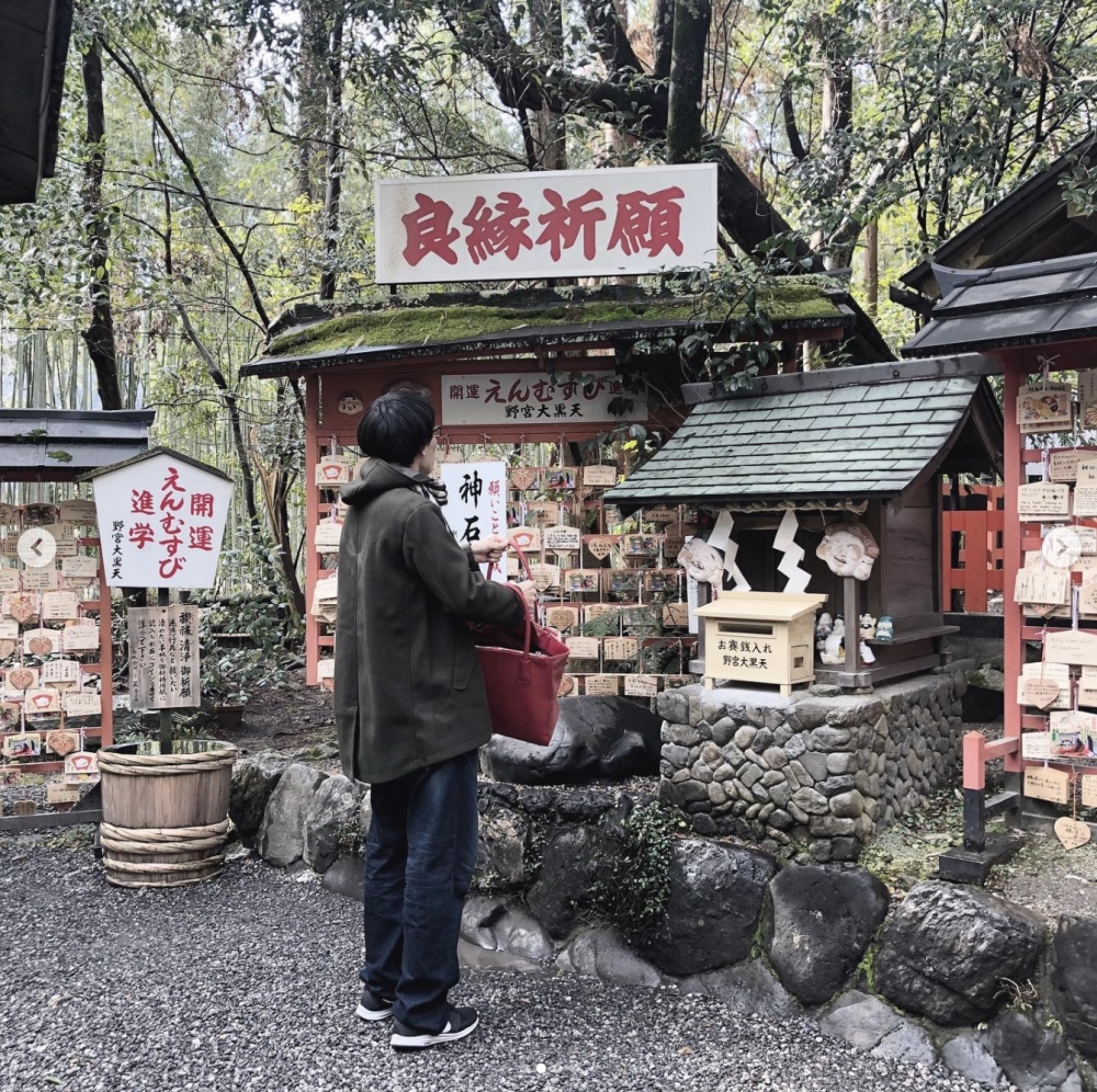 日本人到神社參拜通常會投入5円硬幣,「5円」和「ご縁(御緣)」的發音一樣,取其結緣寓意。