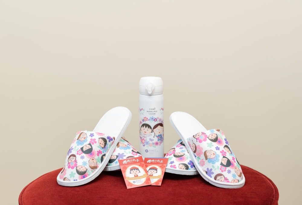 入住主題房更會送櫻桃小丸子主題禮品包，包括兩對拖鞋以及500毫升不銹鋼真空保溫瓶一個。