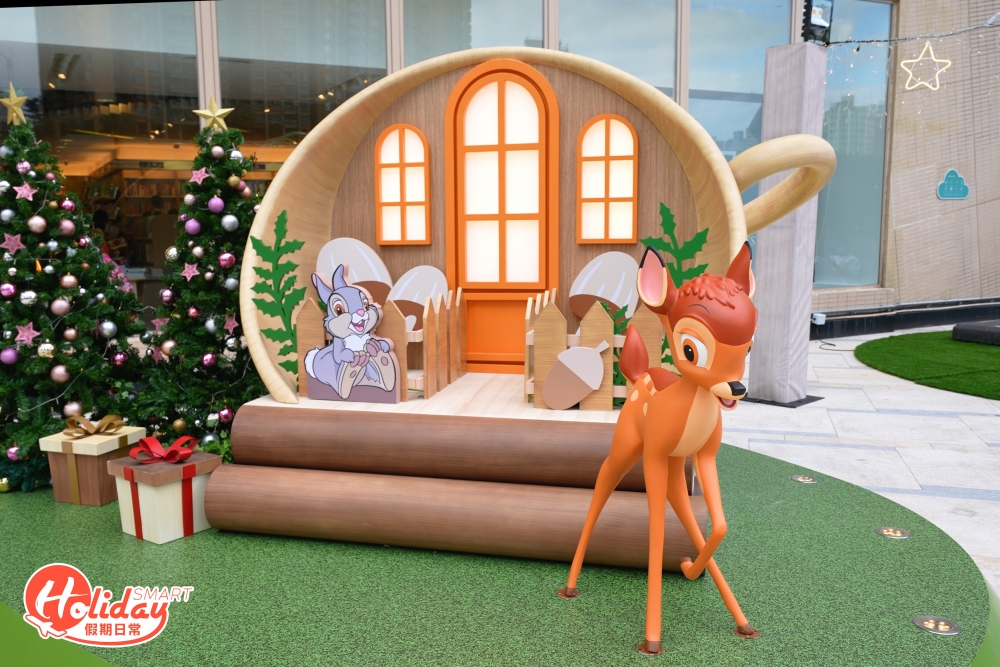 富貴貓Marie在入口位置迎接大家，坐在層層疊茶杯上零舍可愛；小鹿Bambi和兔仔朋友Thumper於超巨型茶杯上開聖誕派對。