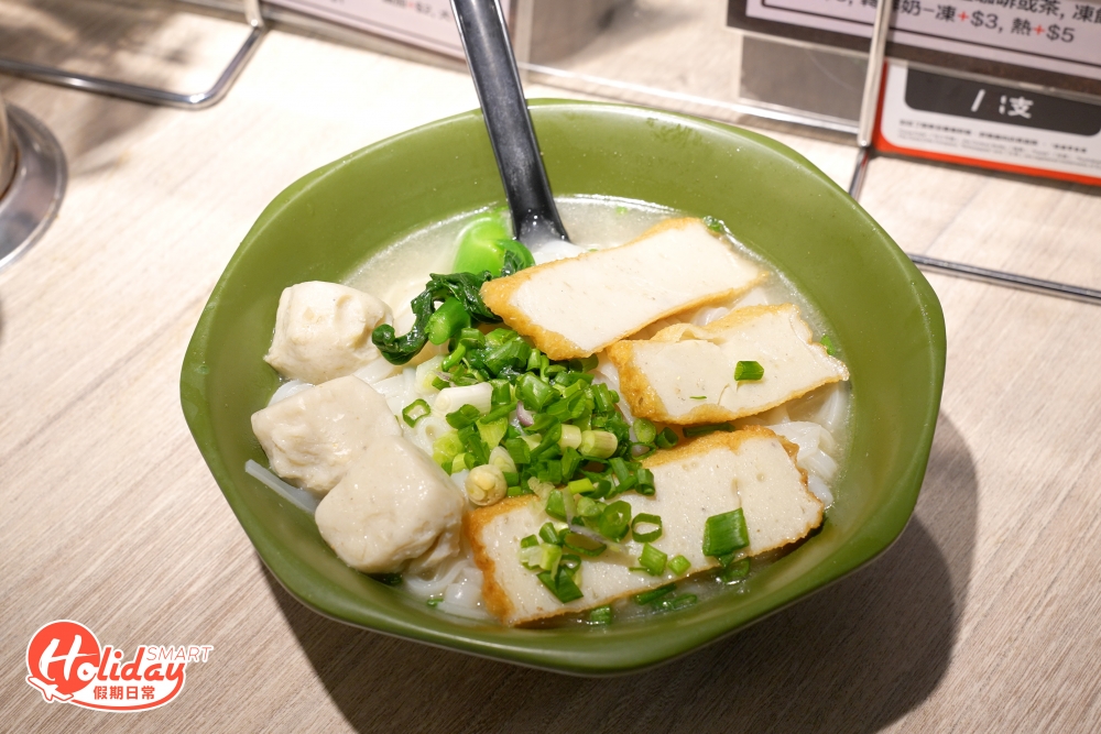 這間50年老字號，以自創獨有的香蔥魚蛋令不少人追捧，全因用九棍、䱛魚及門鱔打成；而且堅持用上全魚肉，絕不溝粉，因此食落魚味濃郁又彈牙十足！