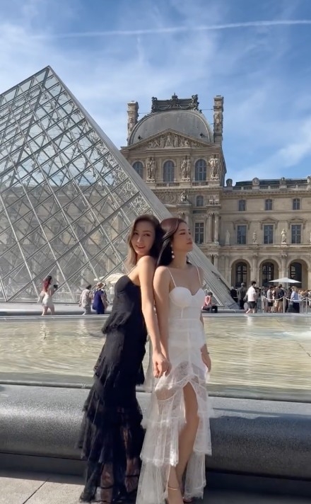 張欣欣同妹妹去咗英國、法國、希臘多國，更帶咗超多套衫