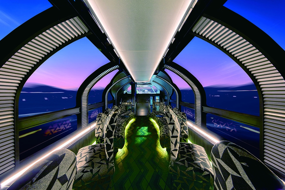 最具特色嘅係「全景式展望列車」被超大嘅落地玻璃包圍,可以飽覽成個靚景!